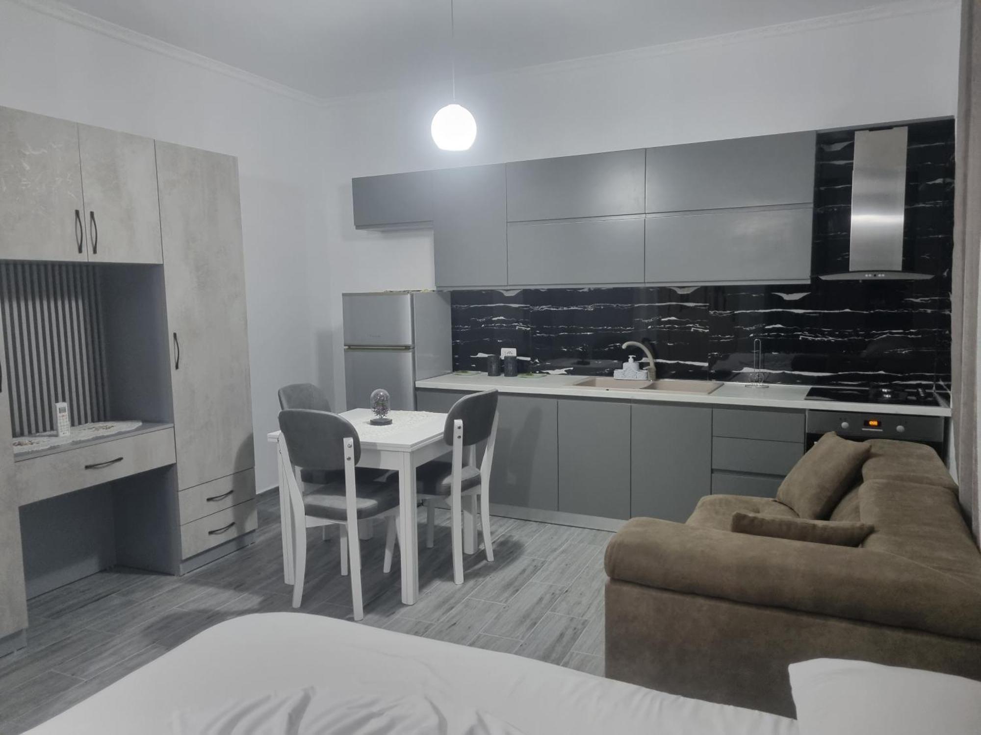 Megi-rent * Vlorë