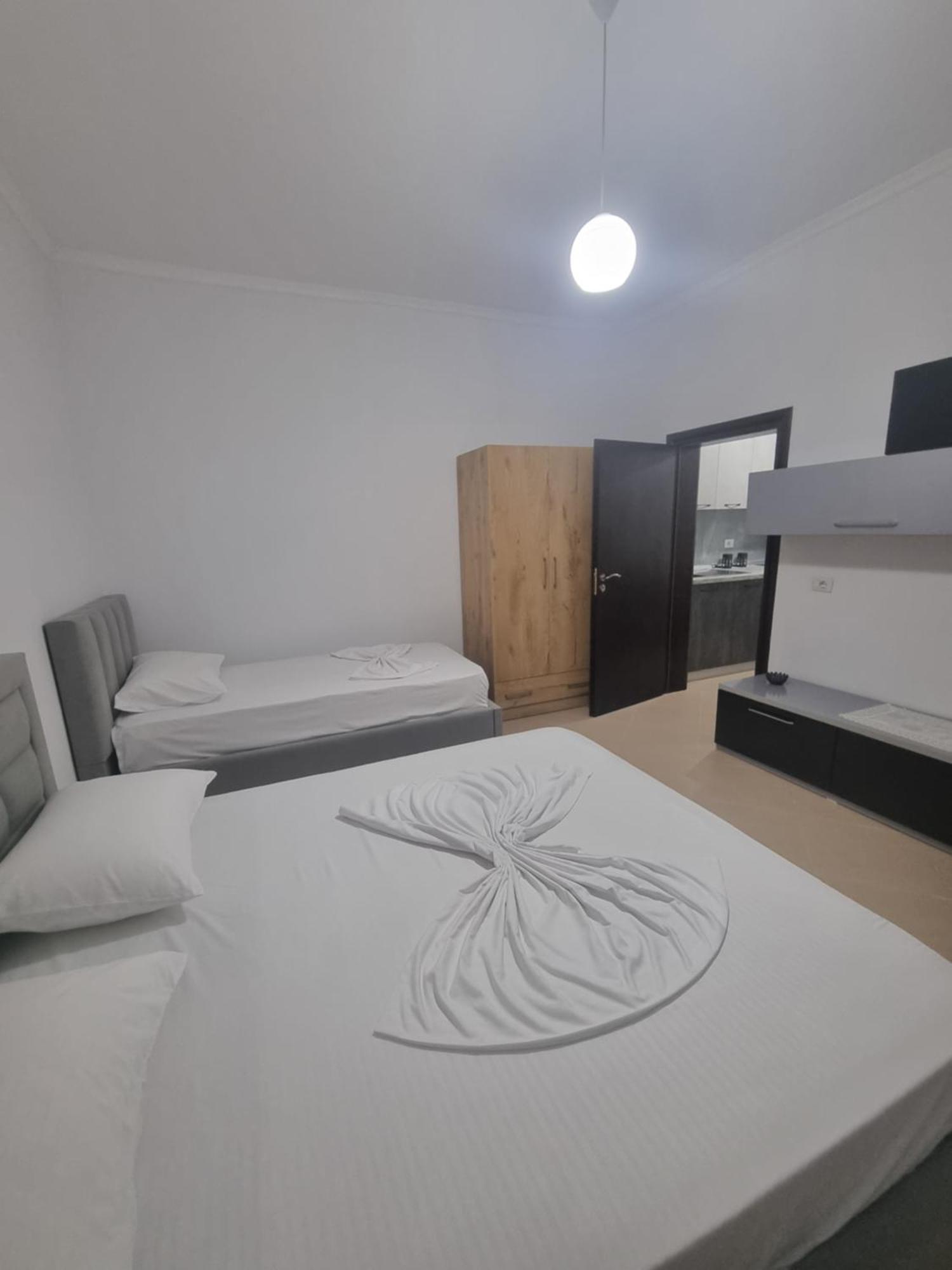Megi-rent * Vlorë